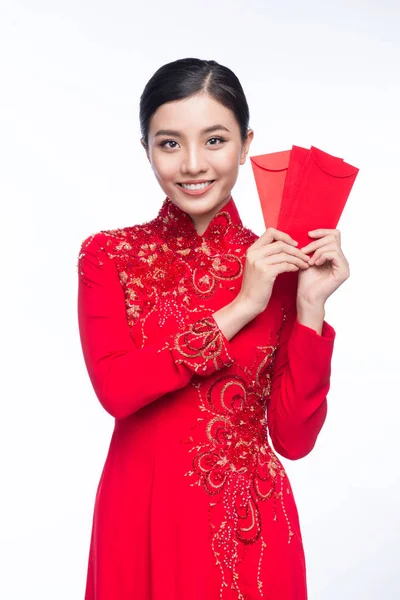 봉투를 들고 의상에서 아시아 여자 — 스톡 사진