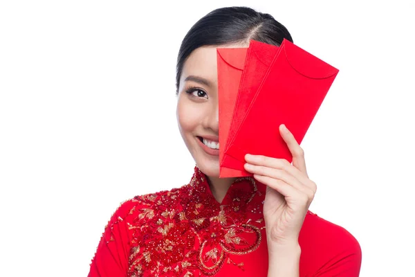 봉투를 들고 의상에서 아시아 여자 — 스톡 사진