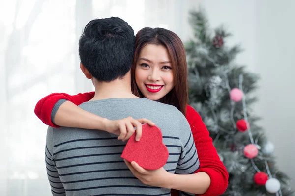 Asiático casal com coração em forma de caixa — Fotografia de Stock