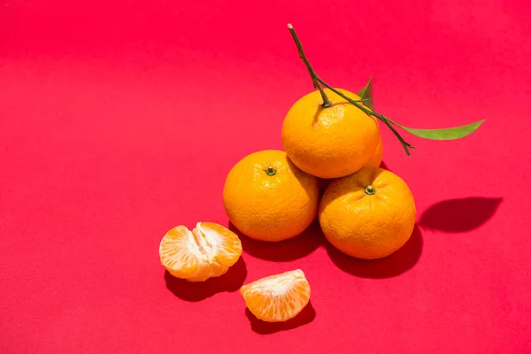 Mandarinen auf rosa Hintergrund — Stockfoto