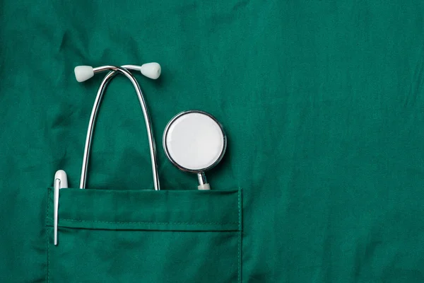 Estetoscopio sobre uniforme médico — Foto de Stock