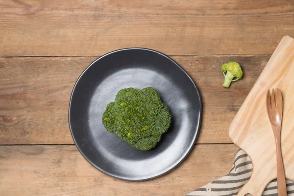 Brócoli fresco en el plato —  Fotos de Stock