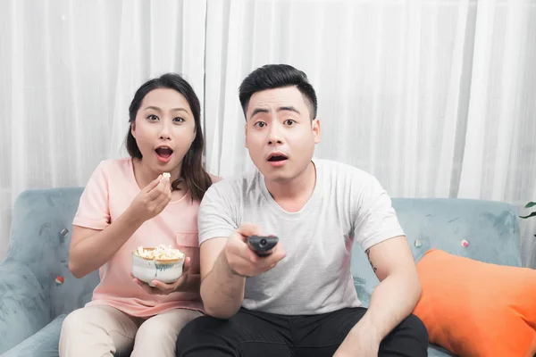 Jonge Aziatische paar — Stockfoto