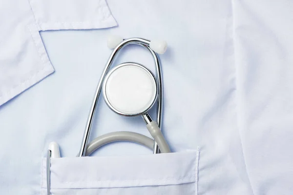Stetoskop på medisinsk uniform – stockfoto