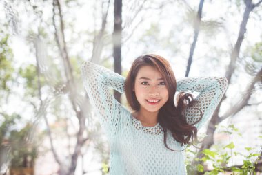 Güzel bir gün değil! İçinde uzanan çekici Asyalı kadın 