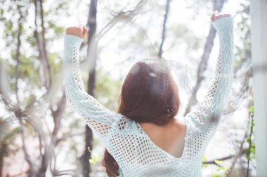 Güzel bir gün değil! İçinde uzanan çekici Asyalı kadın 