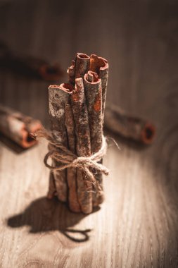 Tarçın çubukları ahşap masada