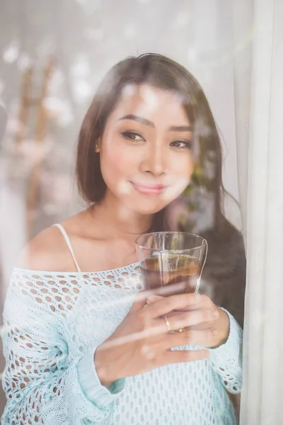 Retrato de una hermosa joven asiática relajándose con taza de ho — Foto de Stock