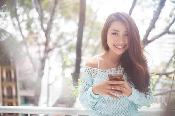 Retrato de una joven asiática bebiendo su té de la mañana. Cayó r — Foto de Stock