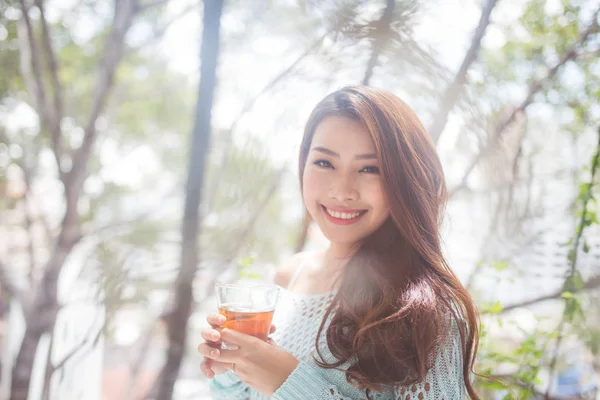 Портрет молодой азиатки, пьющей утренний чай. Fell r — стоковое фото