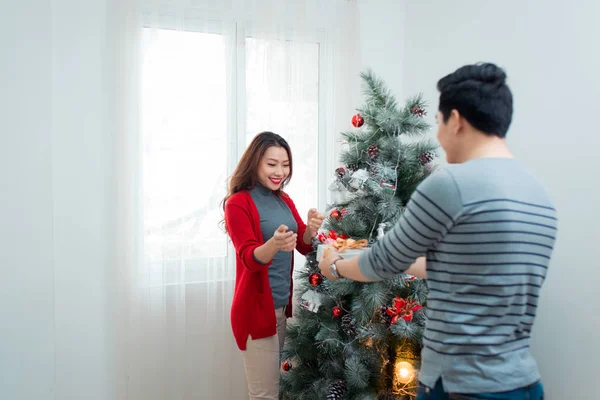 Pareja asiática con regalo de Navidad —  Fotos de Stock