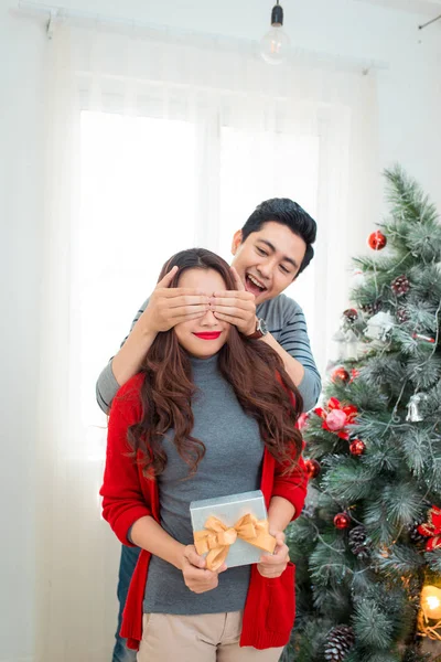 Coppia asiatica con regalo di Natale — Foto Stock