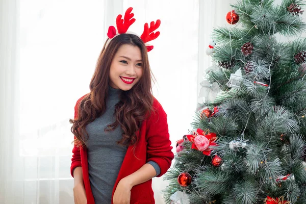 Mujer asiática de pie cerca del árbol de Navidad —  Fotos de Stock