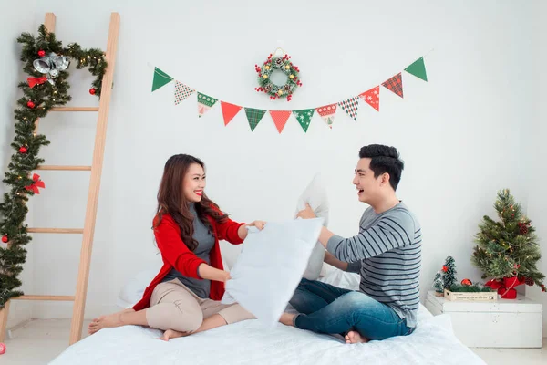 Pareja sentada en la cama con almohadas —  Fotos de Stock