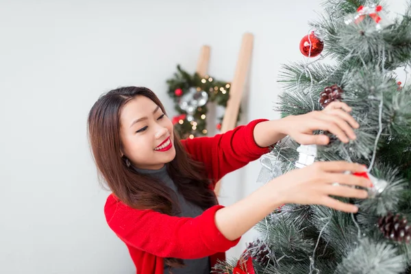 Ázsiai nő díszítő karácsonyi fa — Stock Fotó