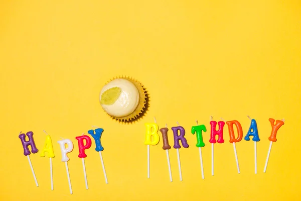 Λόγια χαρούμενα γενέθλια με cupcake — Φωτογραφία Αρχείου