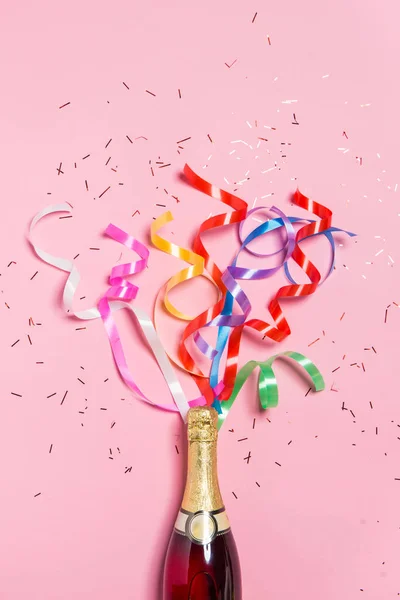 Renkli parti flamalar ile şampanya şişesi — Stok fotoğraf