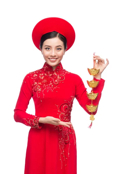 Egy gyönyörű ázsiai nő a fesztivál népviselet Ao Dai portréja. — Stock Fotó