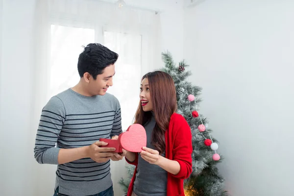 Navidad asiático pareja —  Fotos de Stock