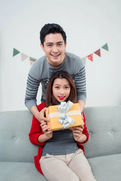 Karácsony ázsiai pár — Stock Fotó
