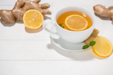 Zencefil çay limon ve bal bir beyaz tahta Backgro üzerinde