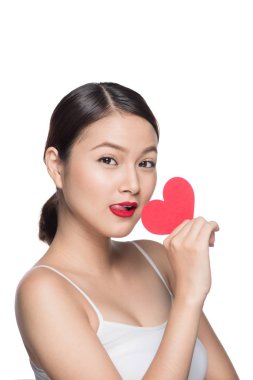 Kırmızı kalpli, çekici, genç bir kadın. Sevgililer Günü sanatı 