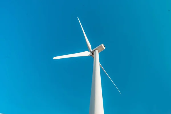 Turbinas eólicas. Ecología viento contra el cielo nublado fondo con c — Foto de Stock