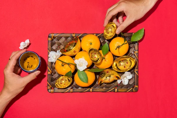 Kinesiska nyåret dekoration. Mandarin orange och guld syceen. Texten betyder Happy — Stockfoto
