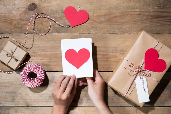 Valentin dekorált ajándék doboz fa háttér felett. Kilátás — Stock Fotó