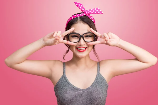 Retrato de moda de chica asiática con gafas de sol de pie en rosa — Foto de Stock