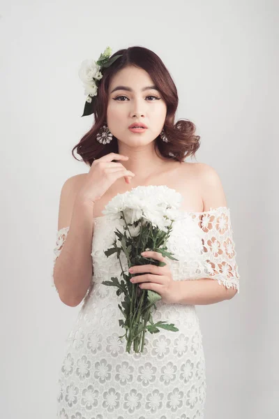 Hermosa mujer asiática novia sobre fondo gris — Foto de Stock