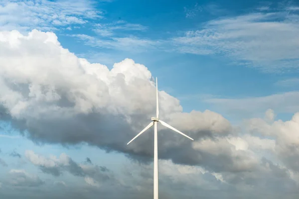 Wind turbines. Ecology wind against cloudy sky background with c — Stock Photo, Image