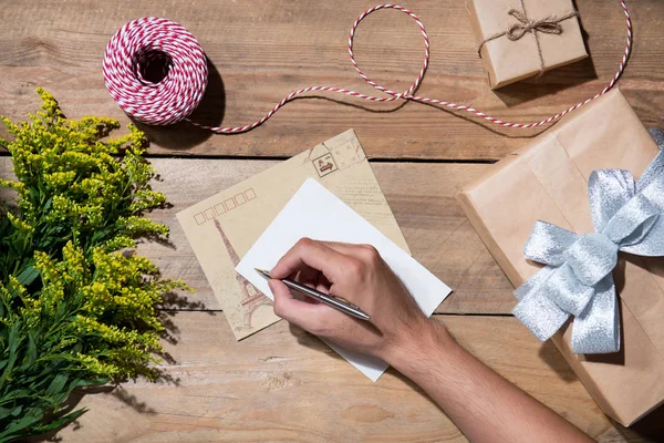 Caja de regalo decorada de Navidad sobre fondo de madera. Vista desde un — Foto de Stock