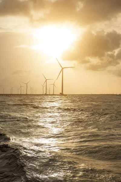 Des éoliennes au coucher du soleil. Écologie vent contre ciel nuageux backgro — Photo