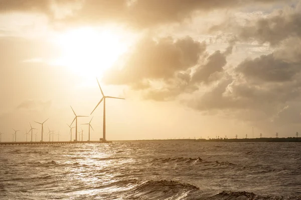 Des éoliennes au coucher du soleil. Écologie vent contre ciel nuageux backgro — Photo