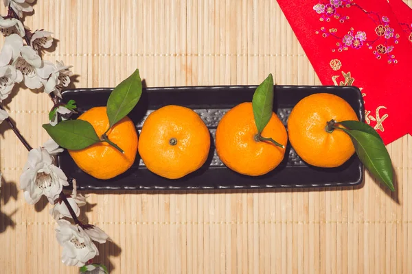 Mandarin oranges and Lunar New Year with text "Happy New Year" o — Stock Photo, Image