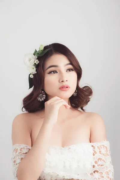 Hermosa mujer asiática novia sobre fondo gris —  Fotos de Stock
