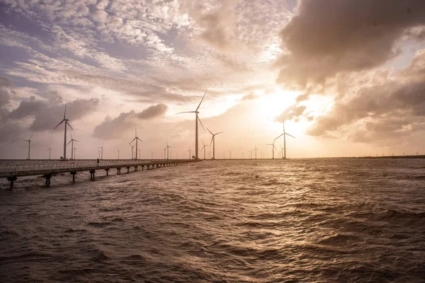 Turbinas eólicas al atardecer. Ecología viento contra cielo nublado backgro — Foto de Stock