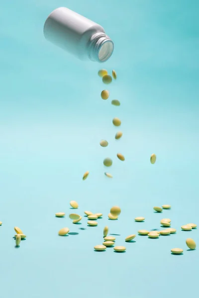 Pill medicine & capsules medicine falling down. — Stock Photo, Image