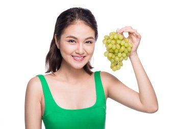 Taze üzüm demet tutan genç güzel Asyalı kadın