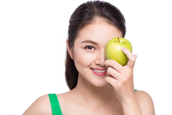 Atractiva sonriente joven asiática comiendo manzana verde aislada sobre fondo blanco . — Foto de Stock