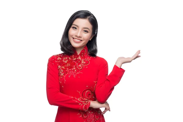 Sorria mulher vietnamita em vestido tradicional Ao Dai e apresentar — Fotografia de Stock