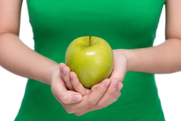 Handen håller grönt äpple isolerade över vit bakgrund. — Stockfoto
