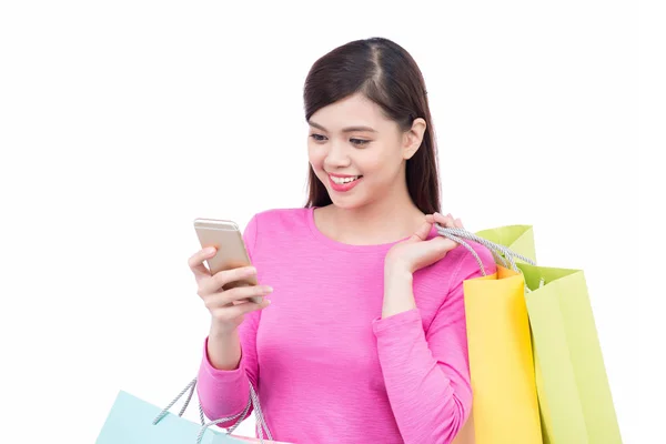 Krásná nákupní žena SMS na svůj mobilní telefon, izolované ove — Stock fotografie