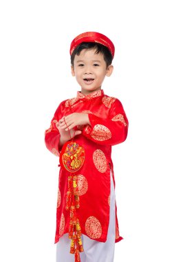 Havai fişek ile eğlenceli ve heyecan verici Vietnamlı çocuk portresi. Asyalı çocuk kutlama yeni yıl