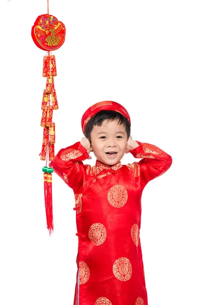 Retrato de un chaval vietnamita divertido y emocionante con petardos. Asiático niño celebrando año nuevo —  Fotos de Stock