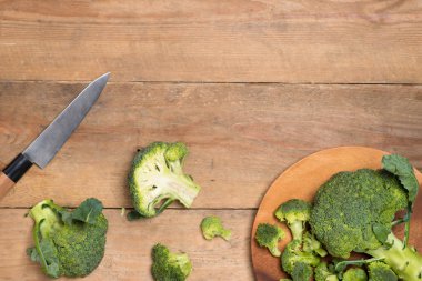 Taze yeşil brokoli üstten görünüm rustik ahşap arka plan - s