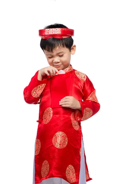 레드를 들고 어린 베트남 소년 Tet 위한 봉투. 단어 뜻 두 배 행복입니다. 그것은 빨간 격리 배경에 음력 새 해 또는 Tet 휴일 선물. — 스톡 사진