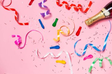 şişe renkli parti flamalar ile