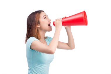 Asyalı kız bir megafon ile bağırarak